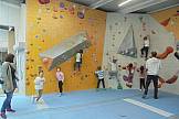 Kinder an der Kletterwand