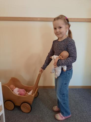 Mädchenn spielt mit Puppen
