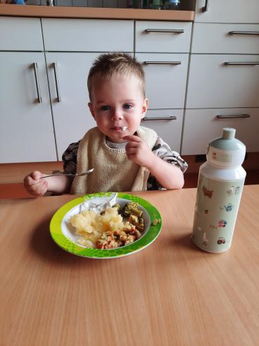 kleiner Junge beim Essen