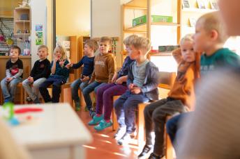 Kinder im Stuhlkreis