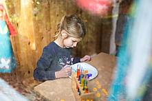 Ein Mädchen experimentiert mit Farben